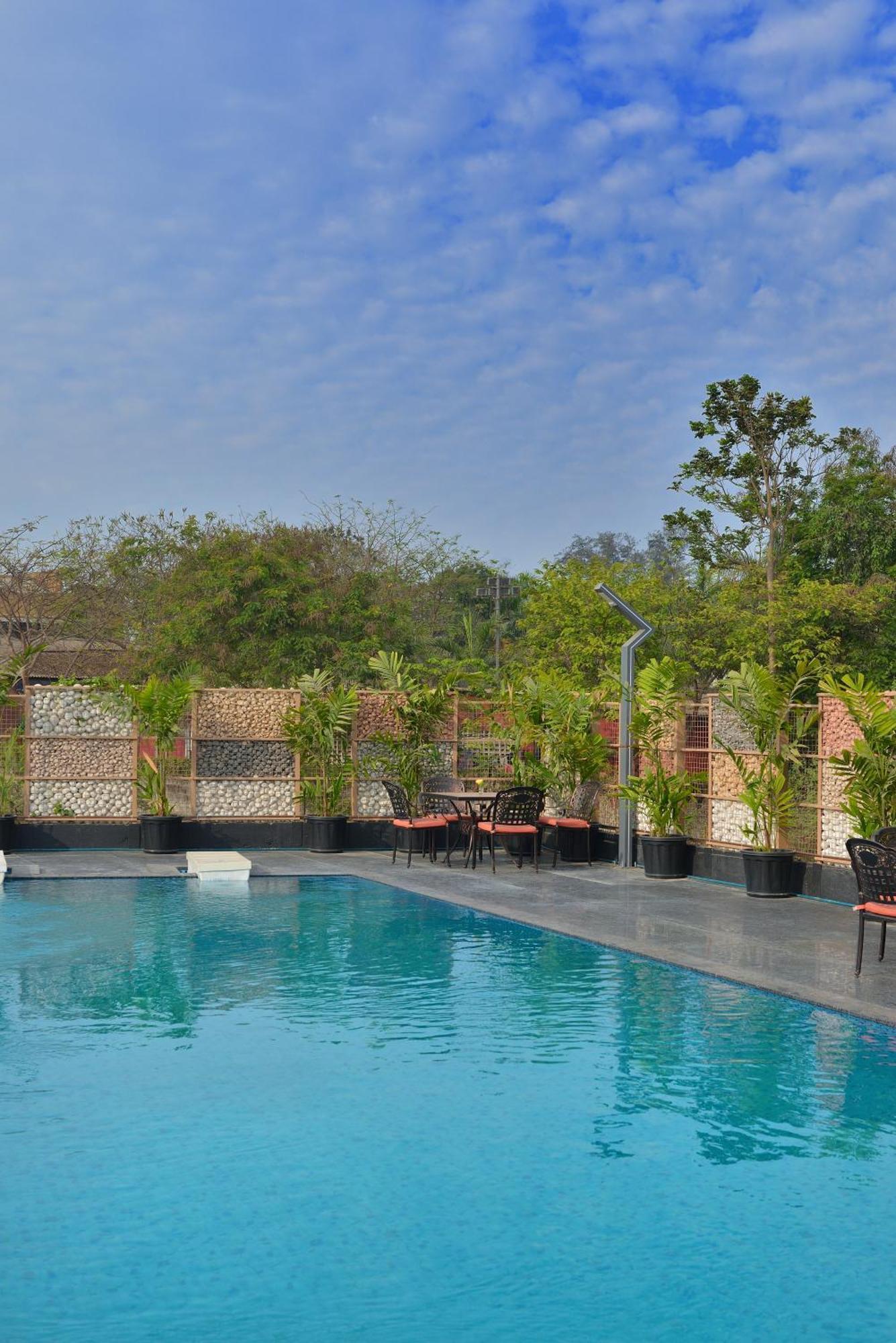 Urbane By Treat Daman Hotel Buitenkant foto